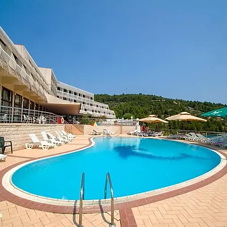 Adria 3*